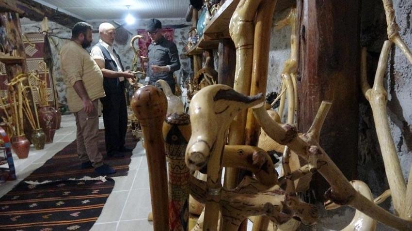 Ormandan topladığı kurumuş ağaç dallarını ve köklerini sanat eserine dönüştürüyor