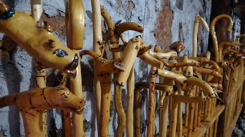 Ormandan topladığı kurumuş ağaç dallarını ve köklerini sanat eserine dönüştürüyor