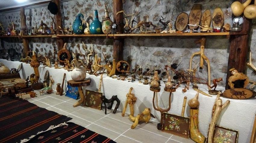 Ormandan topladığı kurumuş ağaç dallarını ve köklerini sanat eserine dönüştürüyor