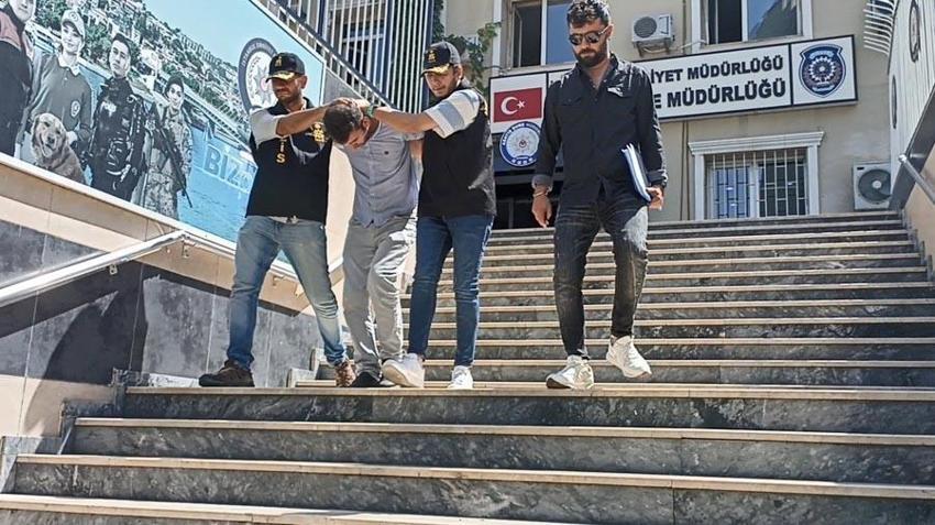 Bahçelievler'de inanılmaz anlar! Başörtü takarak kadın kıyafeti giyip bankayı soydu