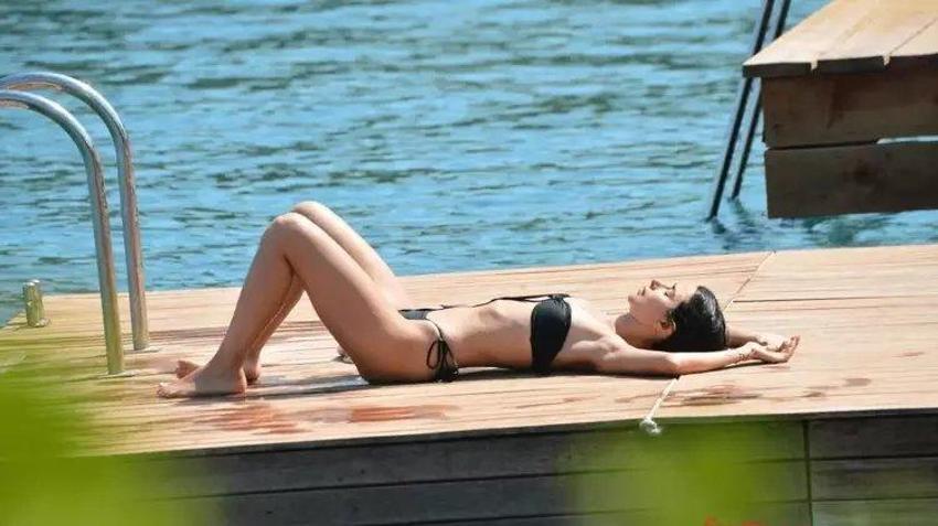 Kimseye aldırış etmeden üstsüz güneşlenmişti! Sebebi ortaya çıktı