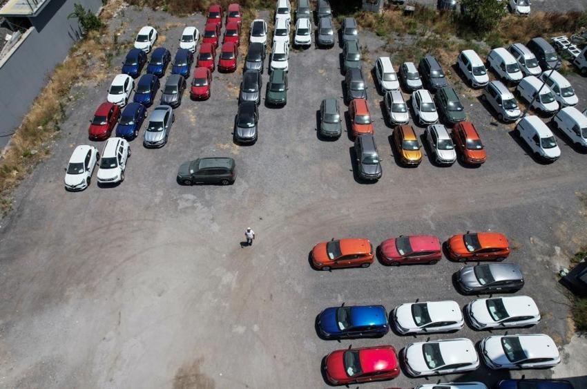 İstanbul'daki sıfır araba stokçuları görüntülendi! Ormana bile saklamışlar