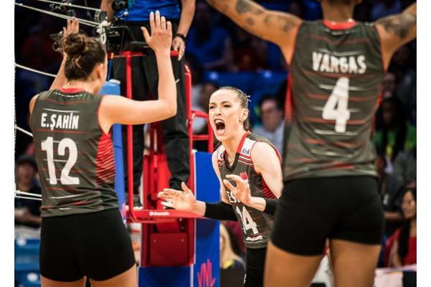 Zehra Güneş büyüledi, Ebrar Karakurt’tan şaşırtan Sergen Yalçın karesi! Filenin Sultanları şampiyonluk kutlamasında