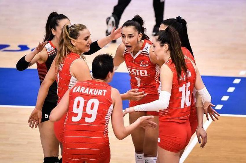 Zehra Güneş büyüledi, Ebrar Karakurt’tan şaşırtan Sergen Yalçın karesi! Filenin Sultanları şampiyonluk kutlamasında