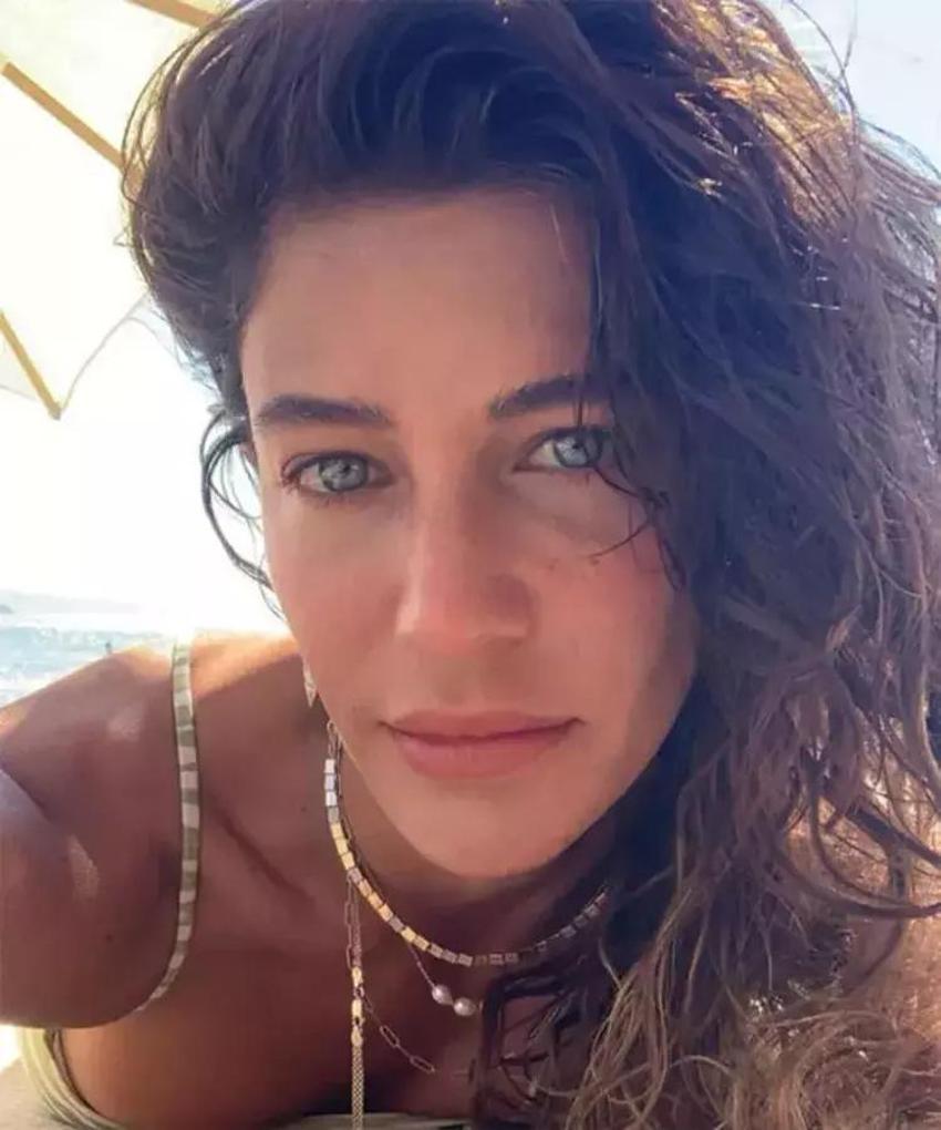Berrak Tüzünataç bikinili pozlarıyla olay yarattı! 'Sen hiç pizza yemiyor musun?'