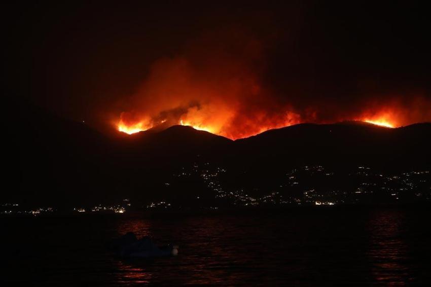 Yunanistan cehennemi yaşıyor! Rodos ve Korfu adasında tahliyeler sürürken yangına Türk uçakları da müdahale ediyor...