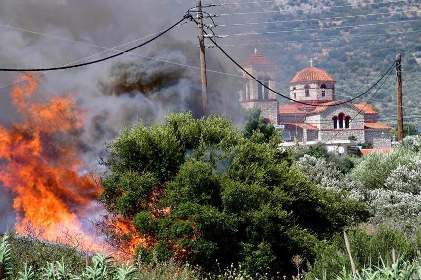 Yunanistan cehennemi yaşıyor! Rodos ve Korfu adasında tahliyeler sürürken yangına Türk uçakları da müdahale ediyor...