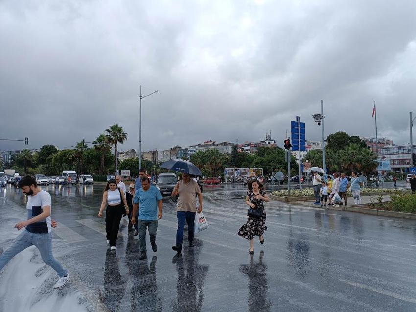 Kuvvetli yağış ve fırtına alarmı verilmişti, son dakika açıklaması geldi! Meteoroloji saat verip iller tek tek açıkladı: Kavurucu sıcak uyarısı