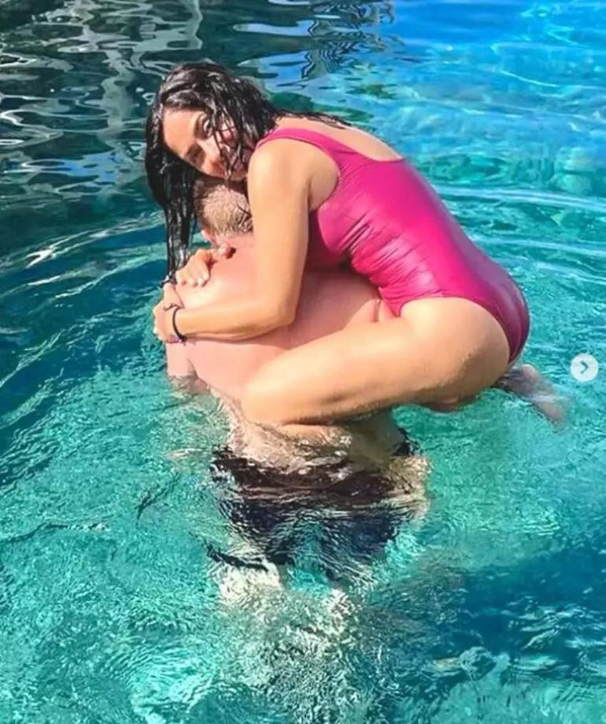 Salma Hayek pembe mayolu pozlarını paylaştı!