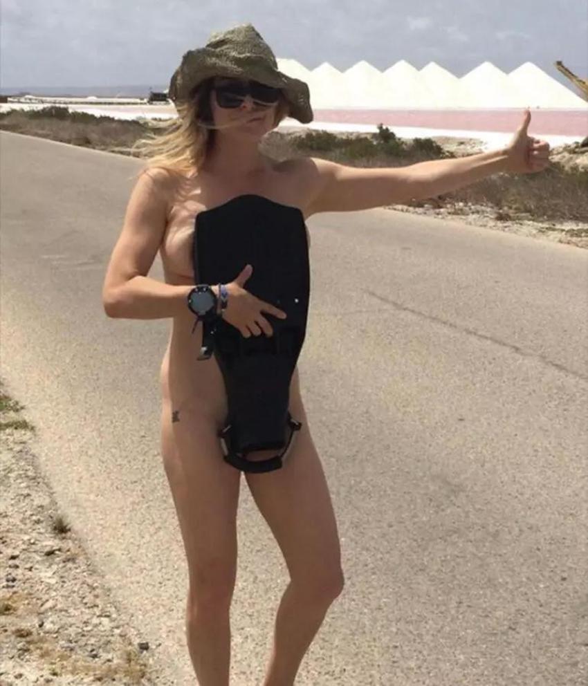 Ünlü oyuncu Jenny Mollen çırılçıplak otostop çekti o anları sosyal medyada paylaştı!