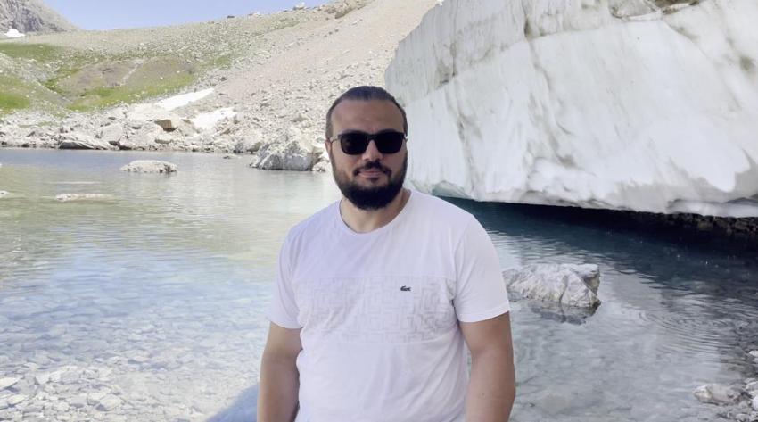 Kavurucu sıcak altında kar sürprizi! Kendini buz gibi suya bıraktı