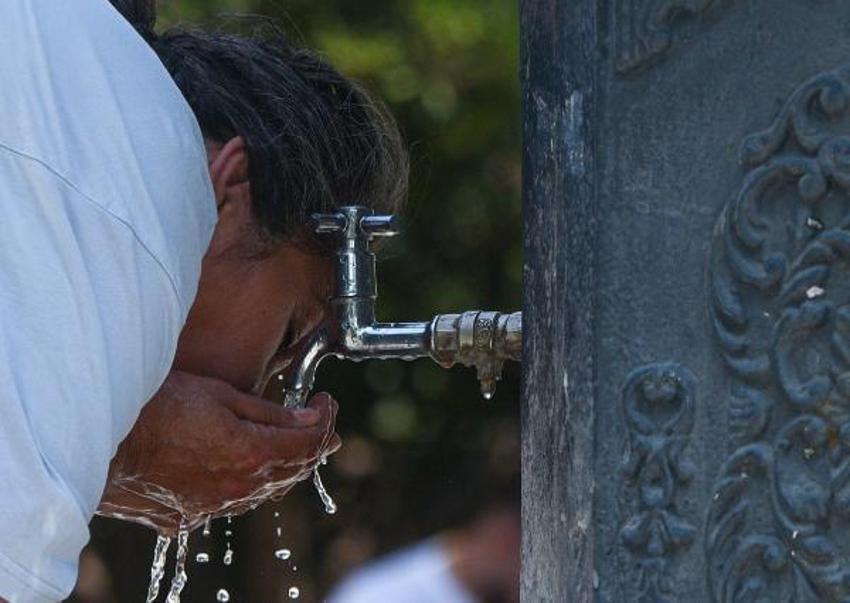 Kavurucu sıcak altında kar sürprizi! Kendini buz gibi suya bıraktı