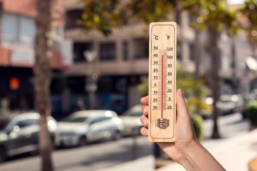 Kavurucu sıcak altında kar sürprizi! Kendini buz gibi suya bıraktı