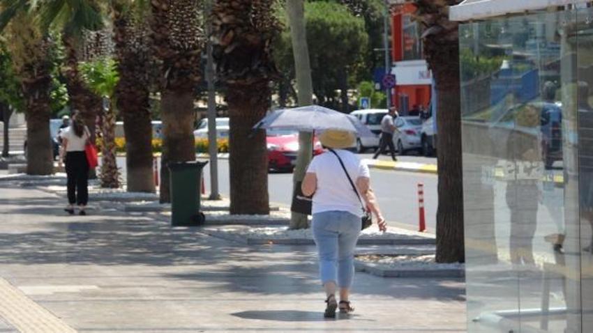 Kavurucu sıcak altında kar sürprizi! Kendini buz gibi suya bıraktı