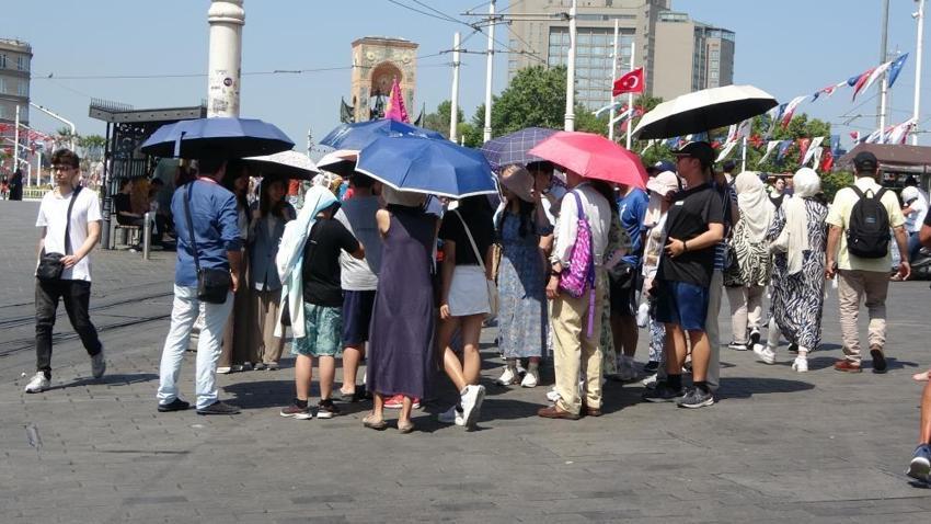 Kavurucu sıcak altında kar sürprizi! Kendini buz gibi suya bıraktı