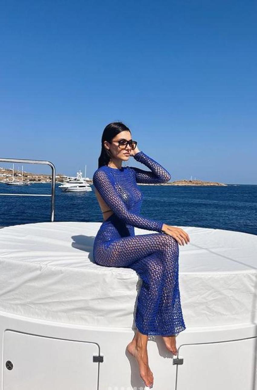 Hande Erçel Mikanos'tan paylaştı! Mavi file elbisesiyle olay yarattı