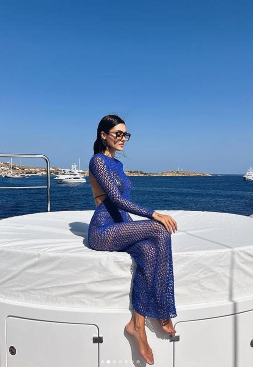 Hande Erçel Mikanos'tan paylaştı! Mavi file elbisesiyle olay yarattı