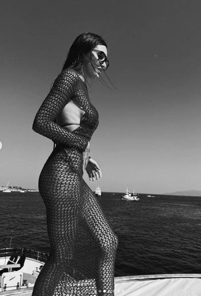 Hande Erçel Mikanos'tan paylaştı! Mavi file elbisesiyle olay yarattı