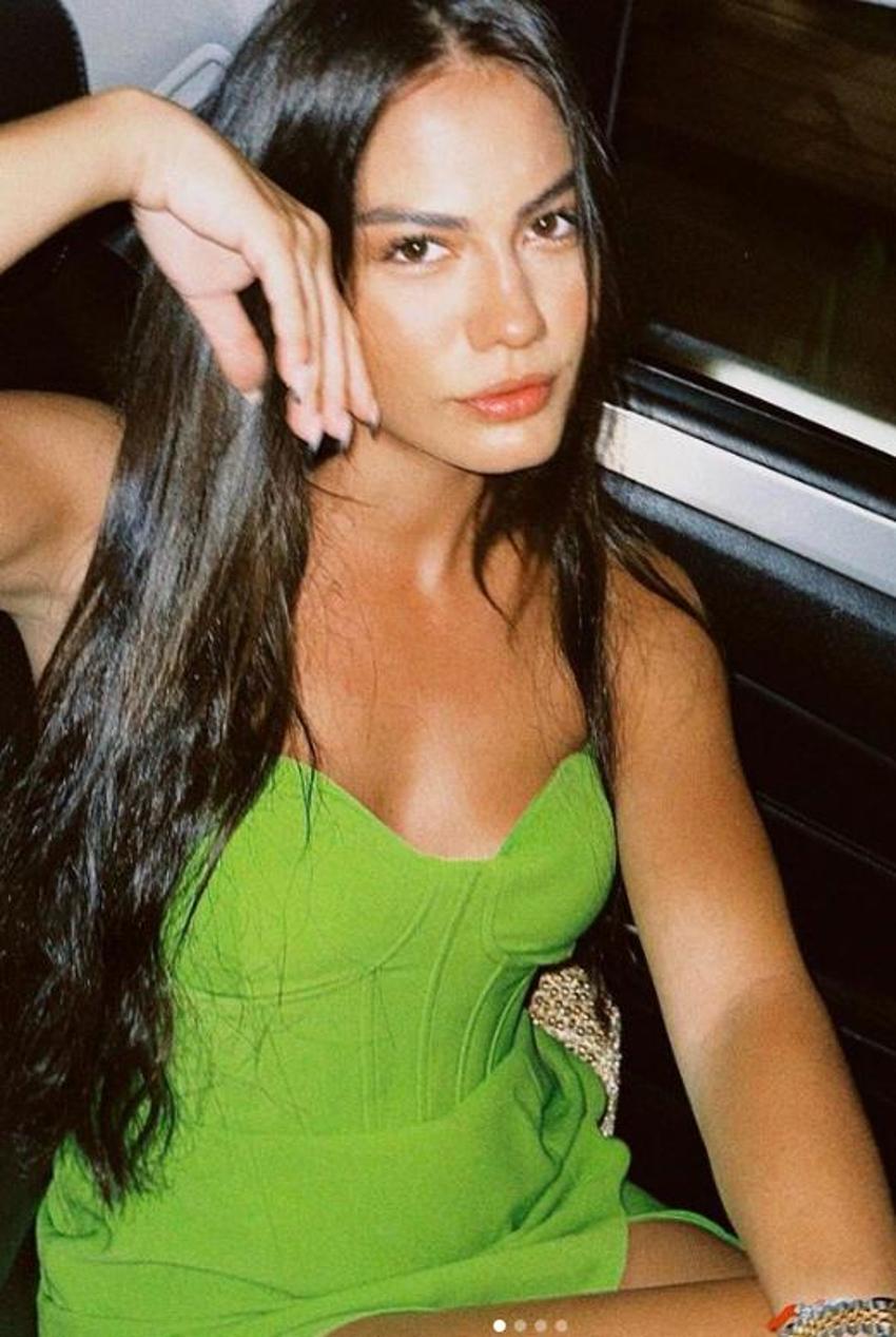 Hande Erçel Mikanos'tan paylaştı! Mavi file elbisesiyle olay yarattı