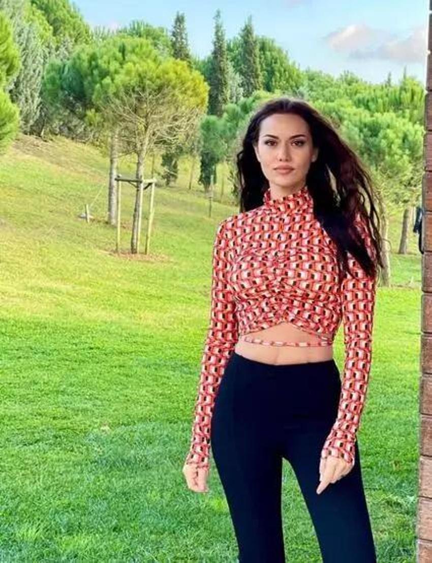 Hande Erçel Mikanos'tan paylaştı! Mavi file elbisesiyle olay yarattı