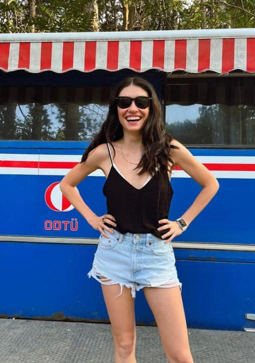 Hande Erçel Mikanos'tan paylaştı! Mavi file elbisesiyle olay yarattı