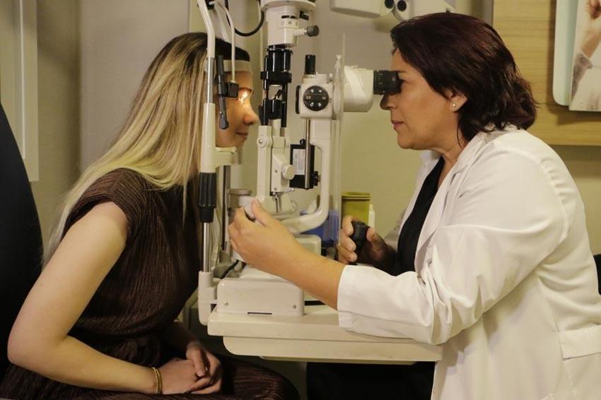 Cep telefonu kullanımına bağlı olarak göz bozukluklarında lazer için başvuranların yaşı 13'e kadar düştü