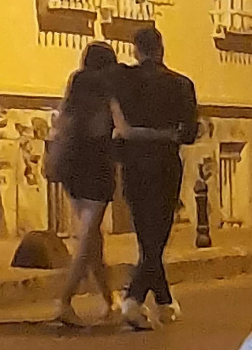 Dilara Aksüyek ve sevgilisi sarmaş dolaş! 'Demek ki hiç aşık olmamışım'