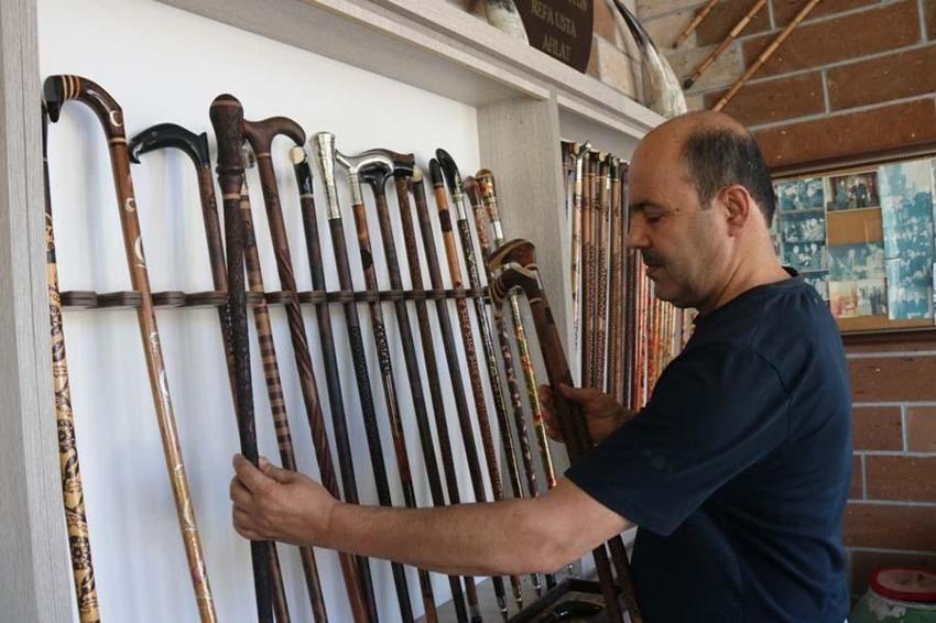 Taleplere yetişemiyor! Bin yıllık ağaçlardan yapıyor