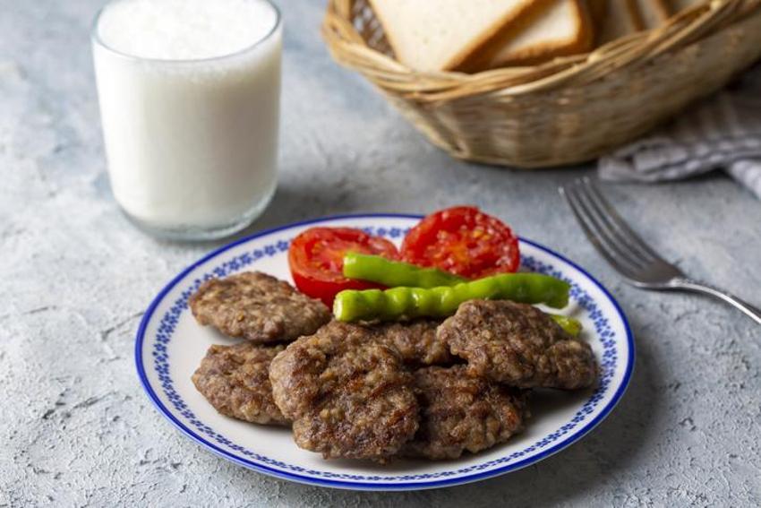Mangaldaki tehlike! Bu şekilde yapılmazsa et yerine zehir yiyoruz: Et ve tavuğun farkını açıkladı