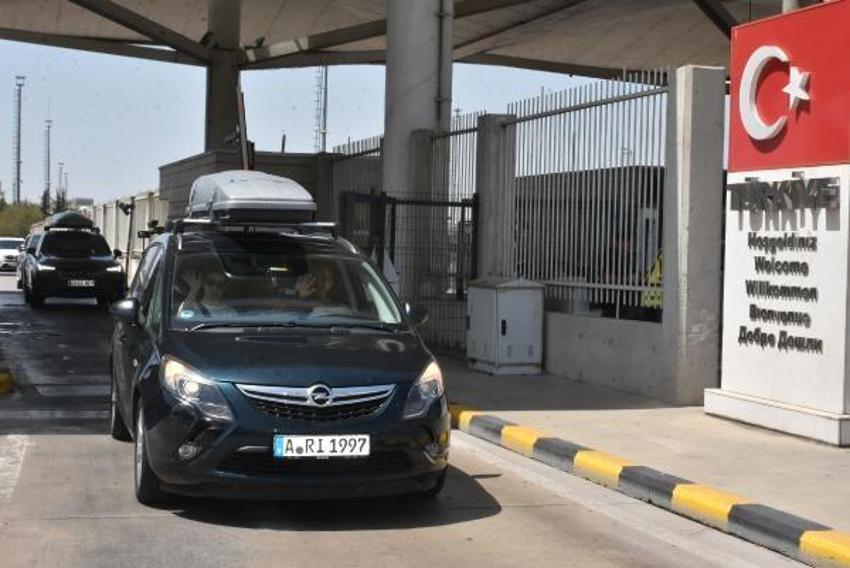 Yurt dışından Türkiye'ye akın var! Ülkeye giriş yapan gurbetçi sayısı rekor kırdı