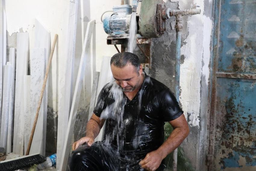 Esnaftan kavurucu sıcağa ilginç çözüm! Buzlu varil ve tazyikli su