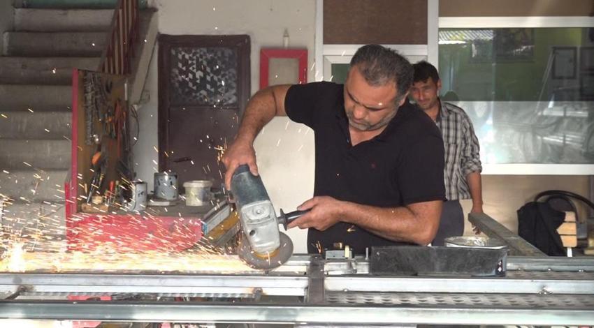 Esnaftan kavurucu sıcağa ilginç çözüm! Buzlu varil ve tazyikli su