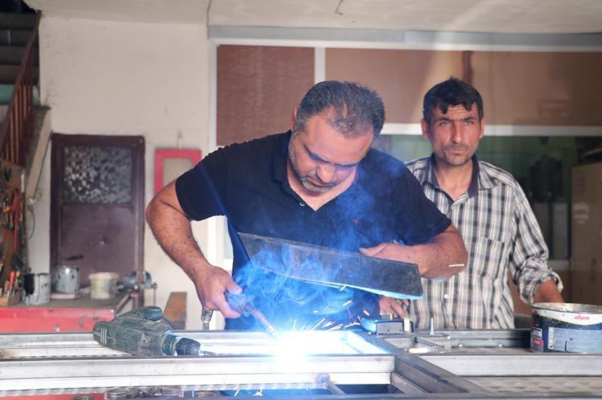 Esnaftan kavurucu sıcağa ilginç çözüm! Buzlu varil ve tazyikli su