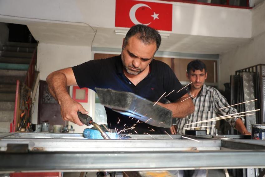 Esnaftan kavurucu sıcağa ilginç çözüm! Buzlu varil ve tazyikli su