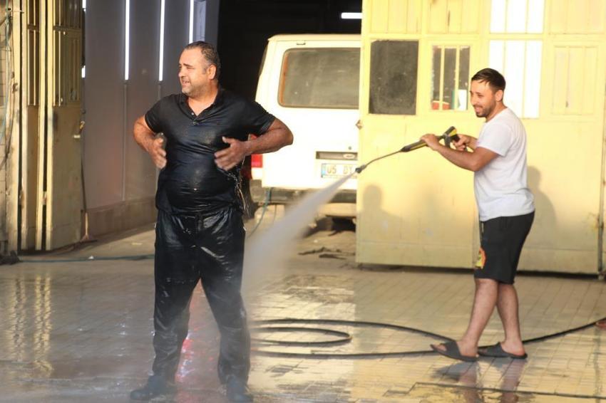 Esnaftan kavurucu sıcağa ilginç çözüm! Buzlu varil ve tazyikli su