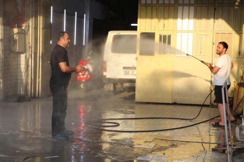 Esnaftan kavurucu sıcağa ilginç çözüm! Buzlu varil ve tazyikli su