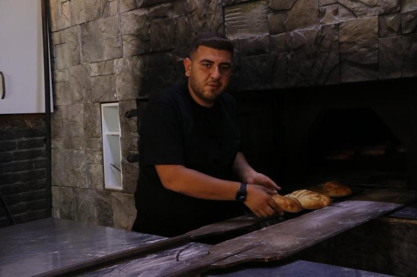 Esnaftan kavurucu sıcağa ilginç çözüm! Buzlu varil ve tazyikli su