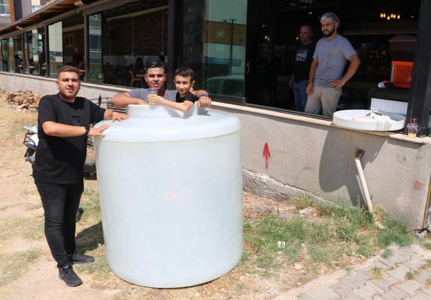 Esnaftan kavurucu sıcağa ilginç çözüm! Buzlu varil ve tazyikli su