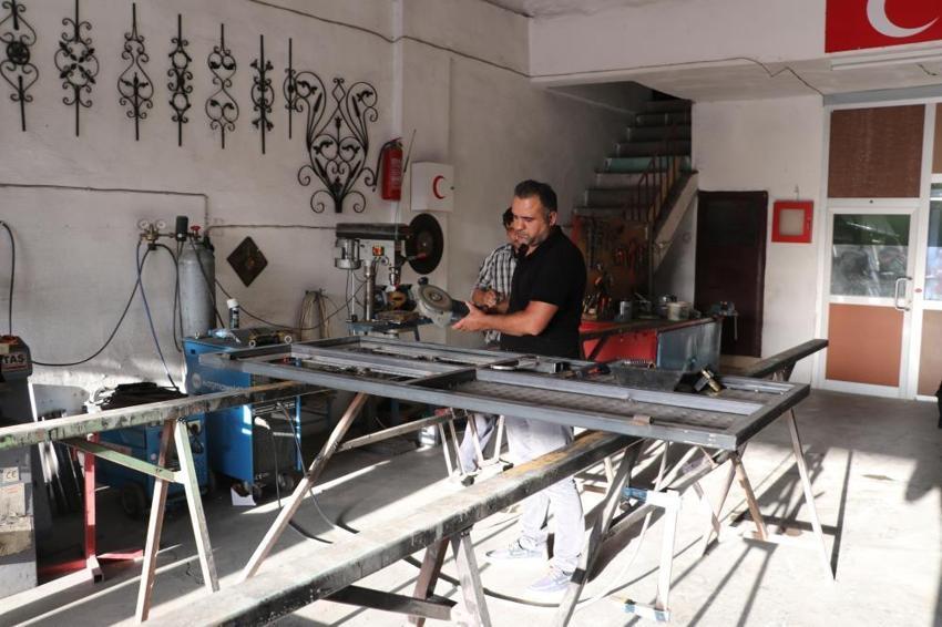 Esnaftan kavurucu sıcağa ilginç çözüm! Buzlu varil ve tazyikli su