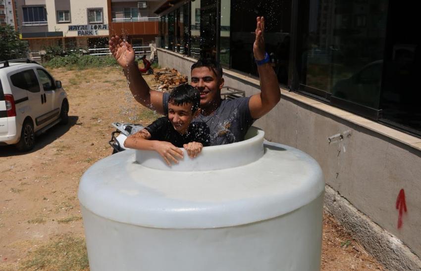 Esnaftan kavurucu sıcağa ilginç çözüm! Buzlu varil ve tazyikli su
