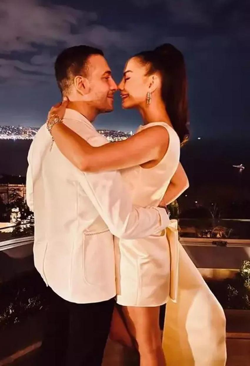 Oğuzhan Koç’tan ayrılan Demet Özdemir’den dekolteli cesur pozlar! Kombinin fiyatı dudak uçuklattı