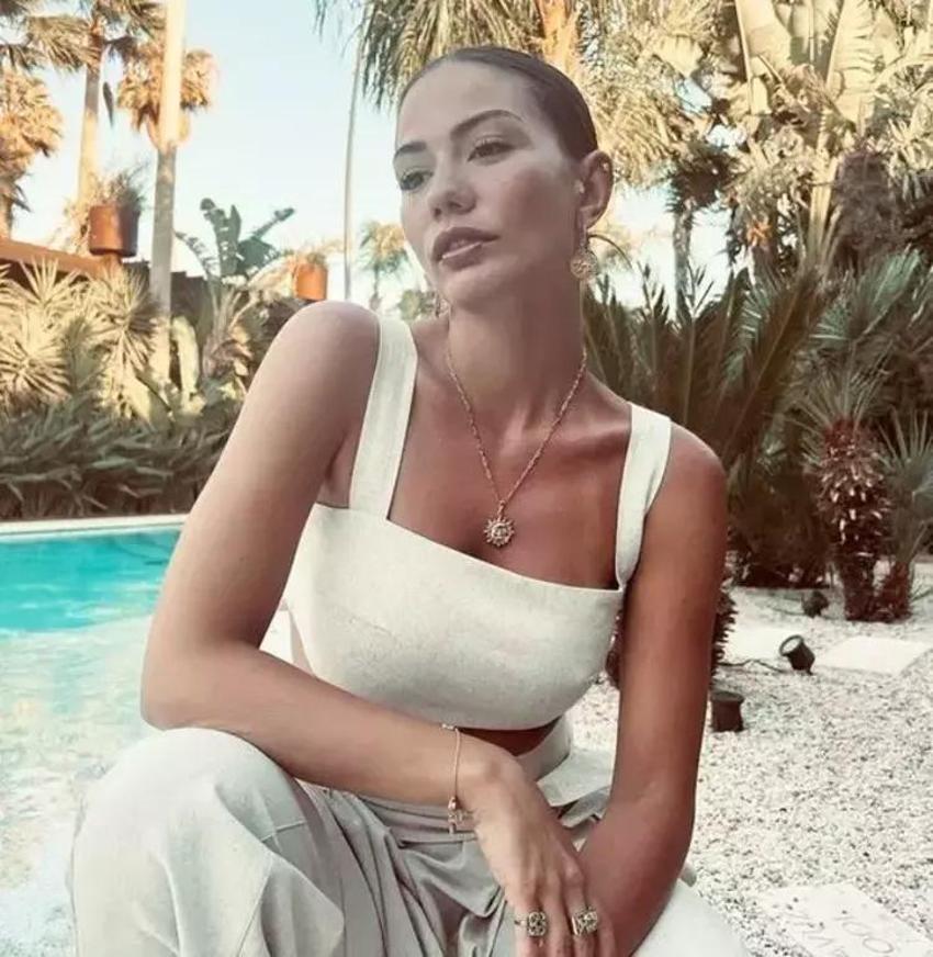Oğuzhan Koç’tan ayrılan Demet Özdemir’den dekolteli cesur pozlar! Kombinin fiyatı dudak uçuklattı