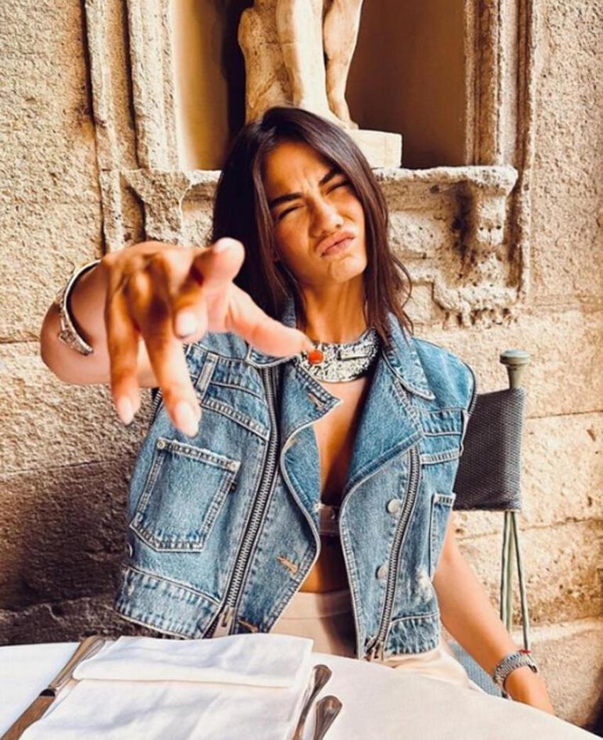 Oğuzhan Koç’tan ayrılan Demet Özdemir’den dekolteli cesur pozlar! Kombinin fiyatı dudak uçuklattı