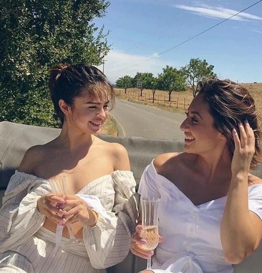 Selena Gomez parti sonrası tatile çıktı! Bikinisiyle poz verdi
