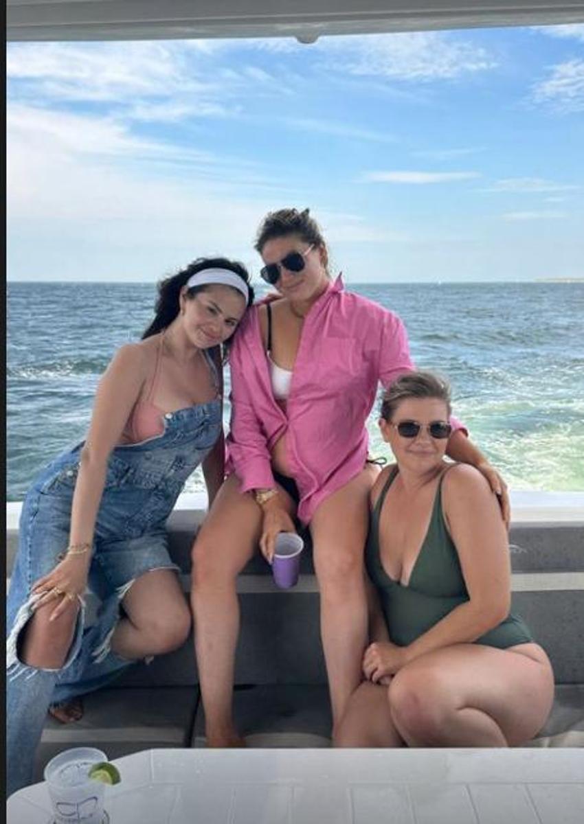 Selena Gomez parti sonrası tatile çıktı! Bikinisiyle poz verdi