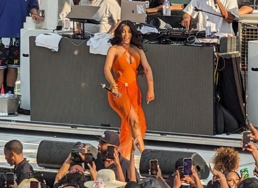 Cardi B'yi sinirlendiren olayın perde arkası ortaya çıktı!