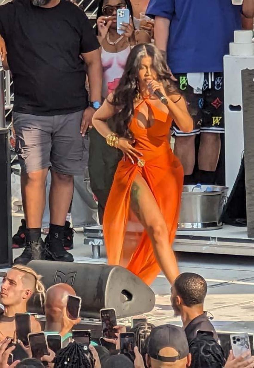 Cardi B'yi sinirlendiren olayın perde arkası ortaya çıktı!