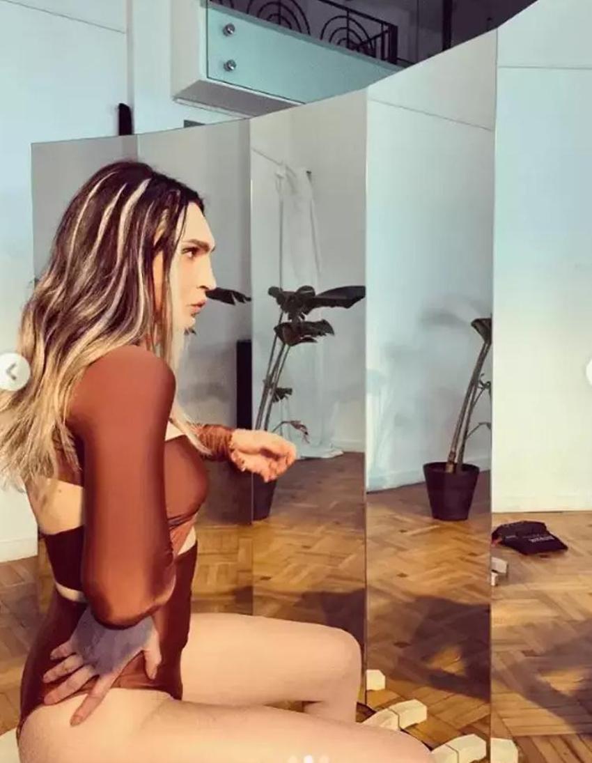 Cinsiyet değiştiren 'Timsah Celil' lakaplı ünlü oyuncu Meli Bendeli, mini etekli poz verdi!