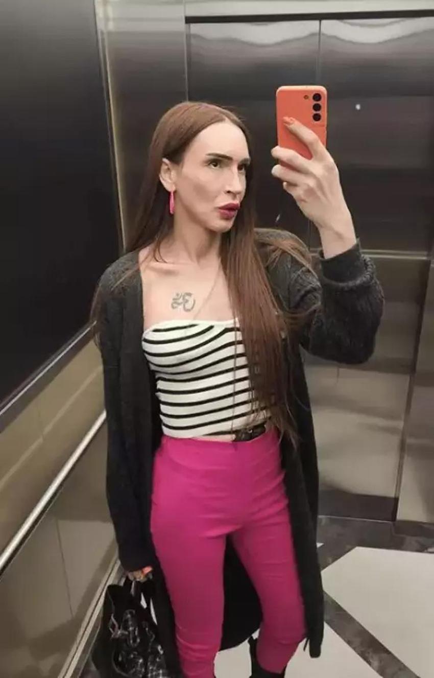 Cinsiyet değiştiren 'Timsah Celil' lakaplı ünlü oyuncu Meli Bendeli, mini etekli poz verdi!