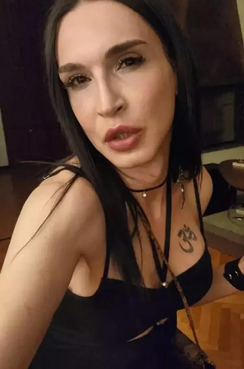 Cinsiyet değiştiren 'Timsah Celil' lakaplı ünlü oyuncu Meli Bendeli, mini etekli poz verdi!